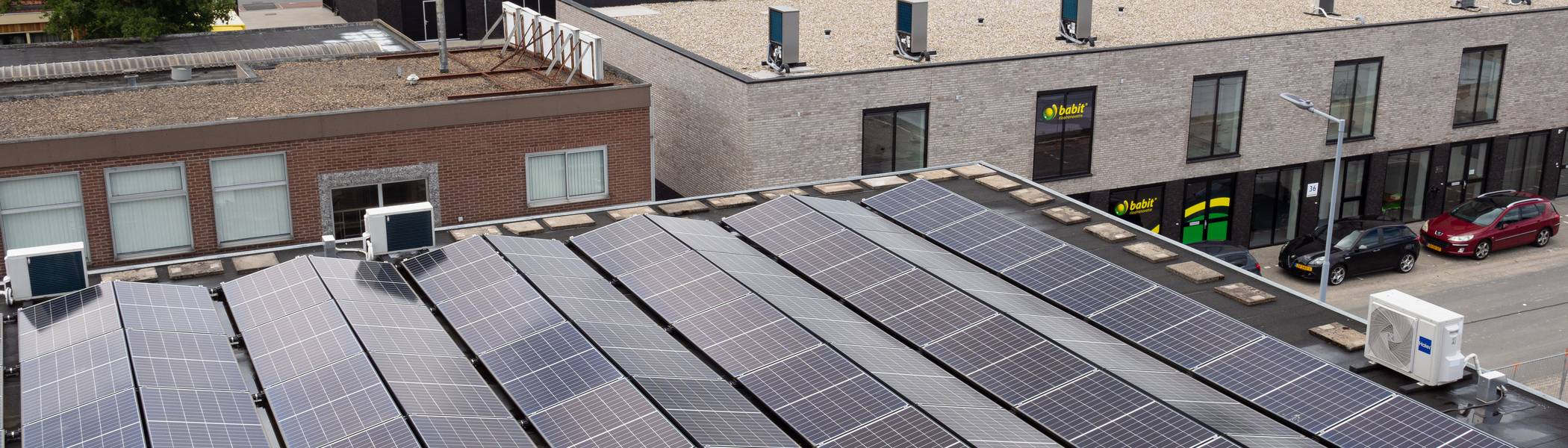 Bedrijf met zonnepanelen op het dak op een bedrijventerrein
