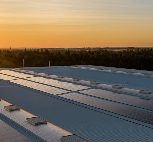 In de transitie naar een schone energievoorziening speelt grootschalige opwek van zonnestroom op dak