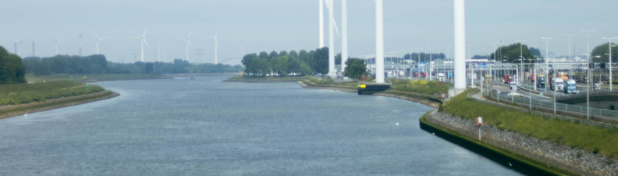 Windmolens langs rivier